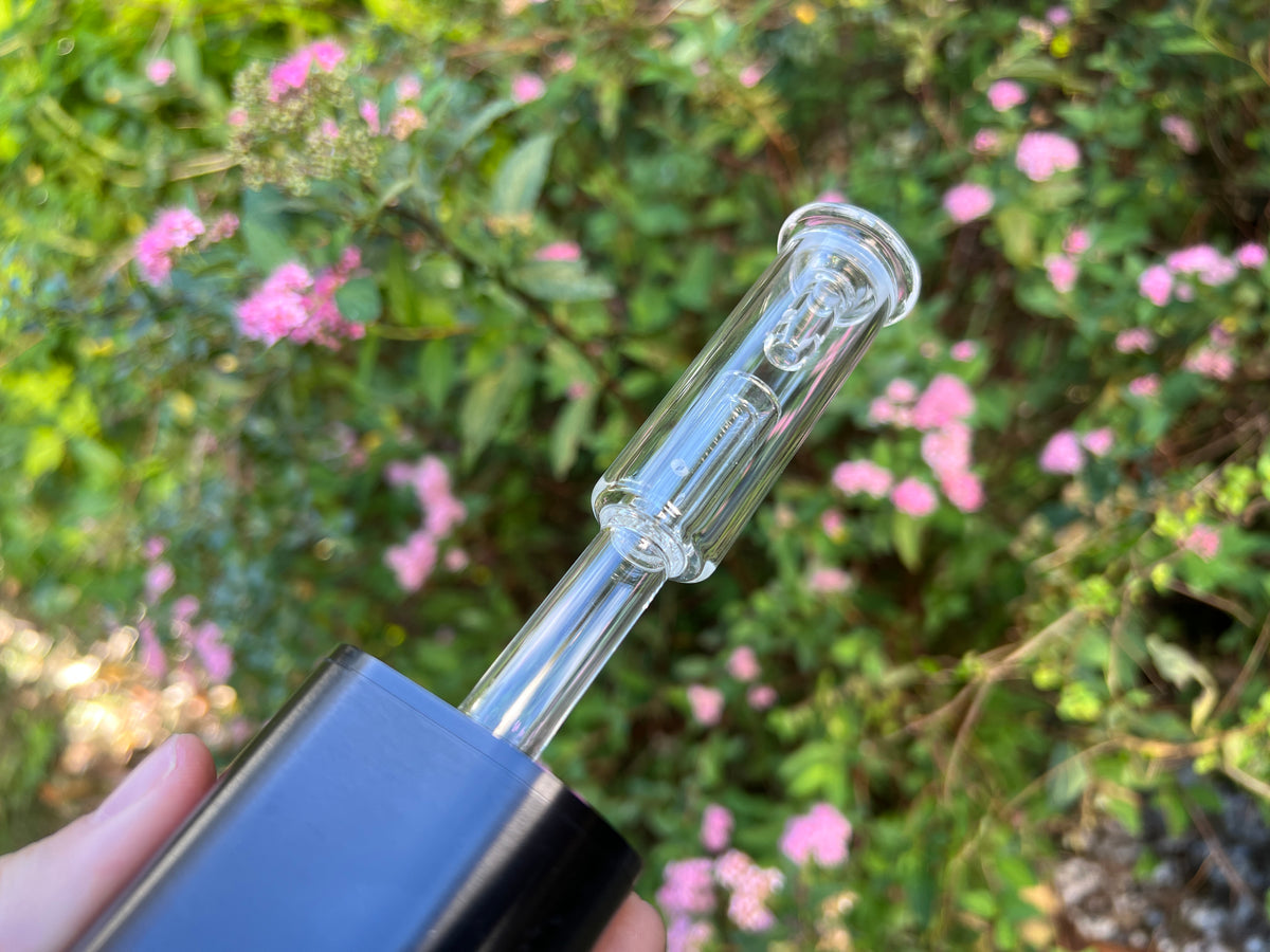 Pop-Top vattenbubbler isatt i en Arizer-enhet, utomhus
